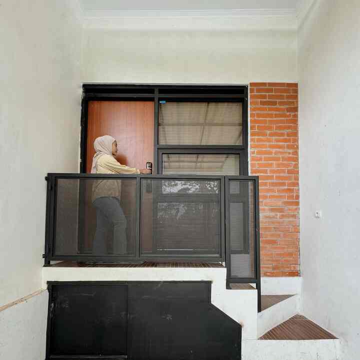 Menurutku area pintu masuk di rumah kami salah satu spot aesthetic karena memang ingin mempertegas industrial style dengan adanya bata ekspos unfinished, kusen alumunium dan pagar perforated


#aestheticroom #aesthetichomedecor #homestyling #pintuutama #fasad #industrial #minimalist #rumahmungil #livewithkids #industrial