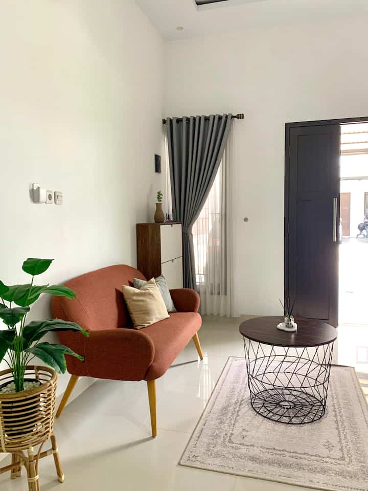 Mari bertamu ke ruang tamuku. Ruangan ini simpel dengan furnitur yang fungsional.
Penggunaan warna netral (wood, grey, white) dan warna terracota pada sofa, sehingga sofa ini terlihat sedikit berbeda dari sekelilingnya. Perpaduan inilah yang menurutku membuat ruangan ini terlihat estetik. 

Dinding ruangan yang memiliki lebar 3 meter ini kubiarkan kosong supaya keliatan lega. Ku menambahkan karpet warna white/grey. Pernah karpet ini di laundry, seketika ruang tamu ini terkesan hampa. Keliatannya simpel tapi karpet sangat berpengaruh pada vibe ruang tamu. Bukan hanya memberi kenyamanan tapi juga bisa dibilang menjadi selling point di sini. 

Tidak ketinggalan ada tanaman artifisial dengan pot rotan di sebelah sofa supaya ruangan terasa lebih hidup (walaupun tanaman plastik 😅)

#aestheticroom #aesthetichomedecor #homestyling #minimalist #rumahcluster #bekasi #livewithkids