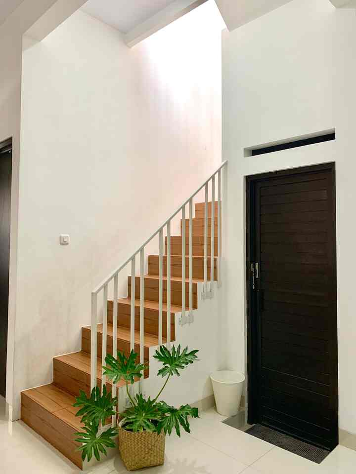 Tangga dilapisi granit matt motif kayu berwarna oak. Selain tidak licin, granit ini memberi kesan hangat pada rumah. Di bawah tangga ada kamar mandi yang lantainya lebih rendah 1 tangga tujuannya supaya lantai di luarnya tidak terkena cipratan air dari kamar mandi.

#tanggaminimalis #rumahminimalis #homestyling #tanggamotifkayu #minimalist #livewithkids