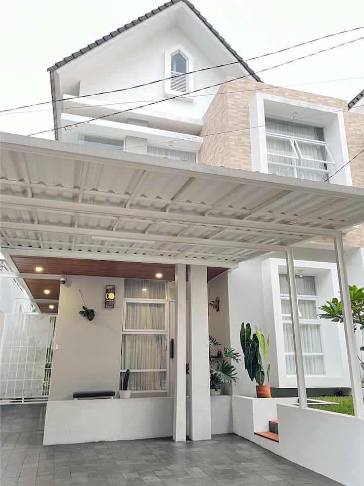 Selamat datang di rumah d_houseds. Ini fasad rumah kami yang mengusung gaya Eropa modern dengan nuansa putih, sentuhan abu muda pastel, dan ornamen alam seperti kayu dan batu alam. Rumah kami terdiri dari 2 lantai, dengan 3 kamar tidur dan 2 kamar mandi. Pada bagian teras rumah terdapat tangga dan tempat duduk untuk menggunakan atau melepas sepatu. Bagian carport menggunakan batu alam agar terkesan natural. Selain itu kami juga membuat taman depan agar fasad rumah terlihat lebih segar. 

#aestheticroom
#aesthetichomedecor 
#homestyling
#rumahcluster
#fasad
#cimahi 
#bandung