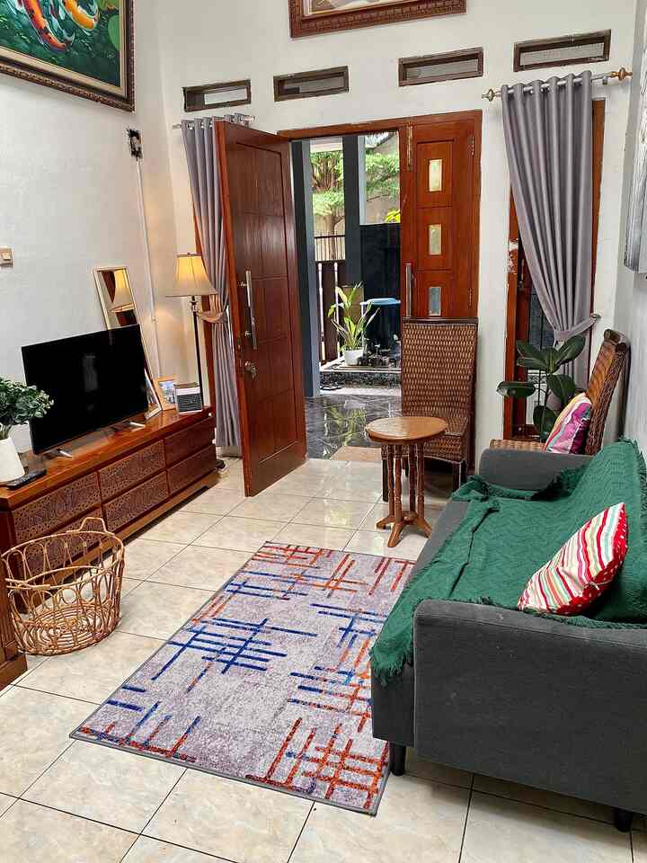 Ruang tamu yang beralih fungsi menjadi ruang tv, karna tamunya pindah ke dining area☺️🤎 # #rumahdeveloper
#depok
#mixstylehome
#decorlowbudget
#livewithkids