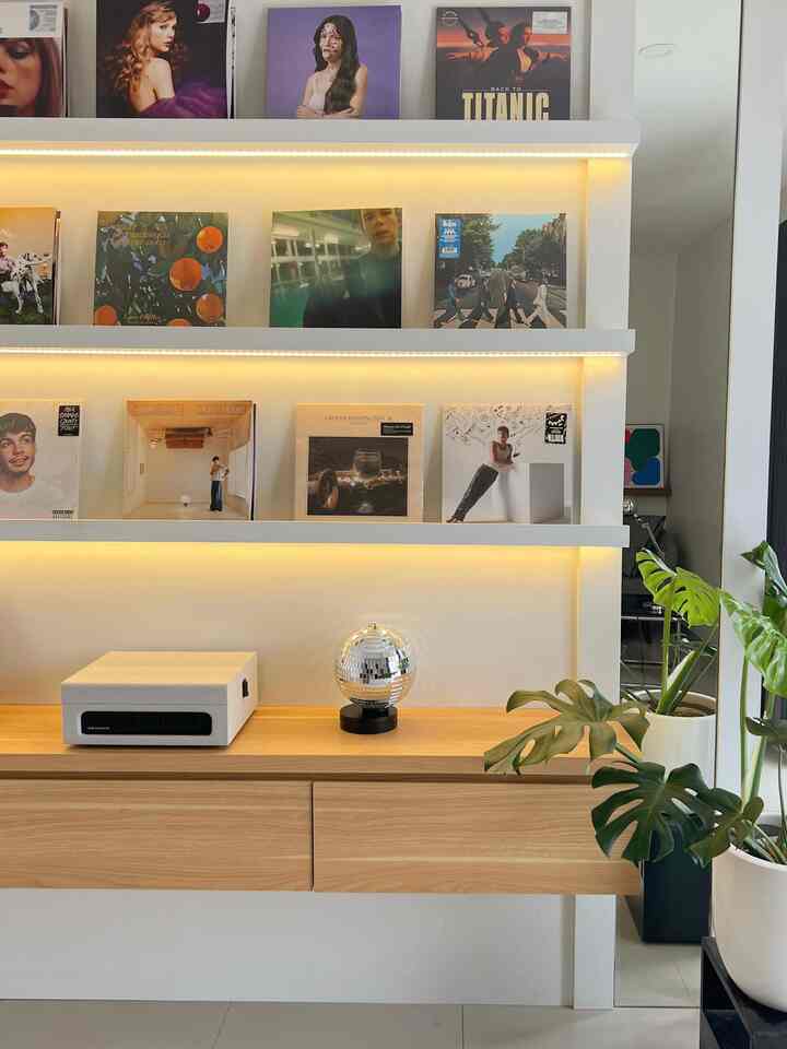 Inilah sisi paling estetik di rumahku, Rak pajangan koleksi piringan hitam. Rak ini dicustom khusus untuk piringan hitam, aku memesannya di Mebel Interior agar sesuai dengan keinginanku. untuk membuat rak ini lebih estetik aku request menambahkan Lampu LED Strip disetiap rak ambalannya, jadi lebih terlihat lebih mewah kan? ✨

#aestheticroom #aesthetichomedecor #homestyling #vinylrecord #ruangmusik #piringanhitam #ruanghobi #vinyl #hazealnut