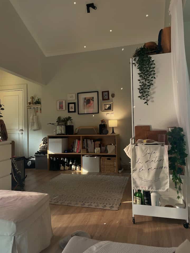 Ini bisa dibilang masih bagian dari Living Room, area untuk berlatih gitar dan sekaligus ada lemari baju disitu 😂 disini juga aku menempatkan semacam art wall untuk memberi aksen agar dindingnya tampak lebih menarik, di area ini juga nantinya akan ditaruh turntable walaupun sekarang lebih ke area kerja laptopan sambil berdiri kalau lagi pegel karena duduk terus 😂 #livingroom #homedecor #smallspace #scandinavian #tangerang #decorlowbudget #rumahmungil