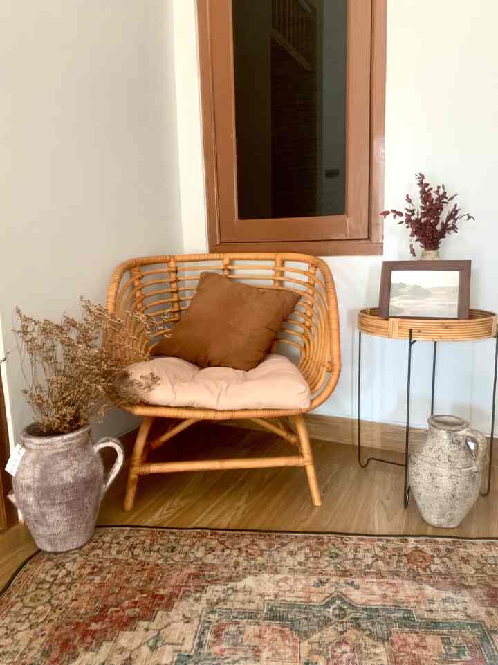 Sudut baca di nasr.living ini sangat sering untuk baca,ngedit konten maupun santai sambil ngeteh. Decor di area ini dipadukan dengan beberapa koleksi pottery dan permadani dengan tone warna yang senada. Pada area ini pun terdapat lighting alami cahaya matahari pagi, jadi bikin jadi aesthetic
#aesthetichomedecor 
#aestheticroom
#homestyling
#nasrliving