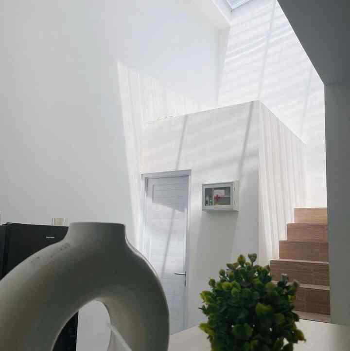 Tempat paling nyaman buat duduk santai dipagi dan sore hari. Kenapa ? Yaaa karna suka banget liat skylight sinat matahari masuk, masyaallah 🥰

Ditambah aksen pot donat, dan ada beberapa furniture lainnya menambah suasana menjadi homey. Memang sengaja desain seperti ini agar Hemat listrik seruangan rumah. 

Awalnya atap skylight ini untuk area Laundry room, tapi saya dan suami request juga ke paktukang untuk area dapur dan area bermain anak yg masih dalam onproses. 

Makin cantik sinat matahari menyorot ke area Kitchen 😍


#aestheticroom
. #aesthetichomedecor
. #homestyling
#rumahdalamgangskm
#skylight
#homesweethome