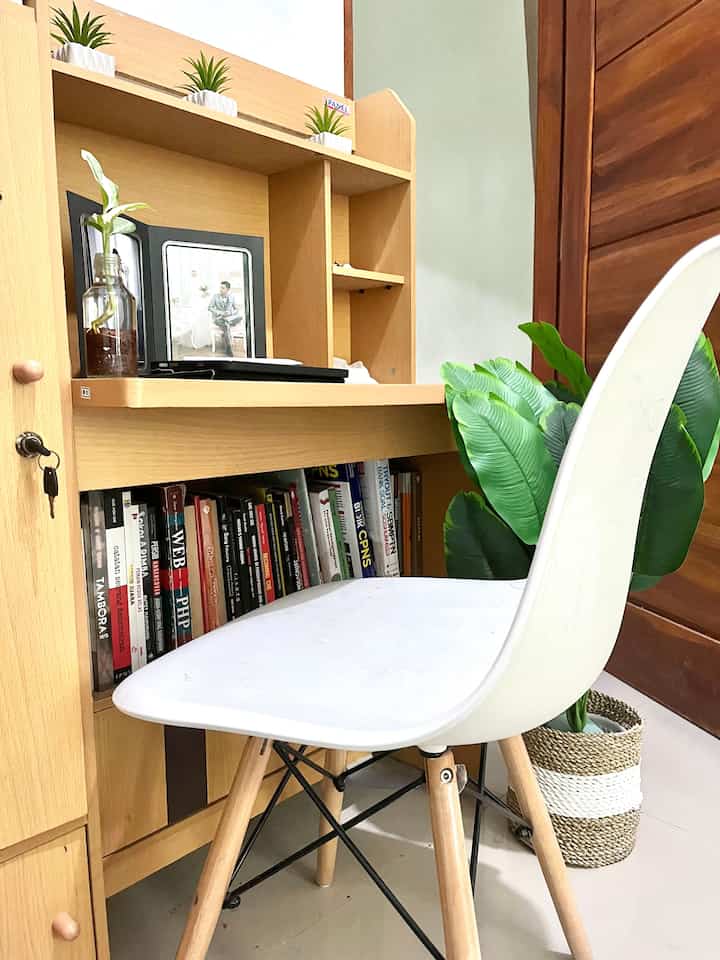 Haii temen-temen.. kenalin, ini bisa disebut ruang kerja atau ruang belajar dirumahku. Karena ini tempat belajar anak-anak tapi aku suka pakai buat kerja dirumah, gak papa ya sekalian biar multifungsi.😁 aku spill sedikit isi dekorasi ruang ini, semoga bermanfaat.❤️


#ruangkerjaminimalist #ruangbelajarminimalist #aestheticroom #aesthetichomedecor #homestyling #inspirasiruangkerja #inspirasiruanhbelajar