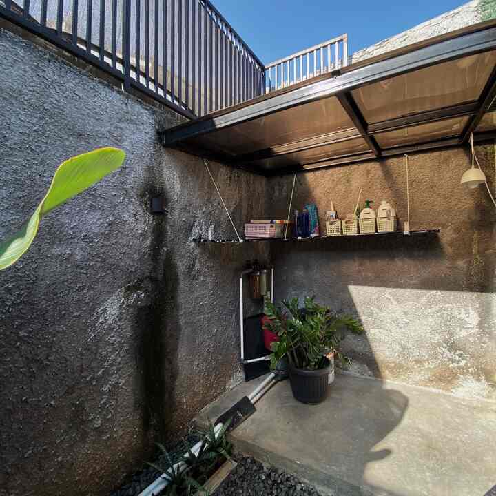 Area Laundry tapi belum ada mesin cucinya😆 
Ruangan ini ada di halaman belakang yang aku pasangin Canopy, untuk laundry & juga untuk tempat penyimpanan😊

#rumahdeveloper #rumahmungil #laundryareainspo #laundryroominspo #50m2 #petparent #storageinspo 