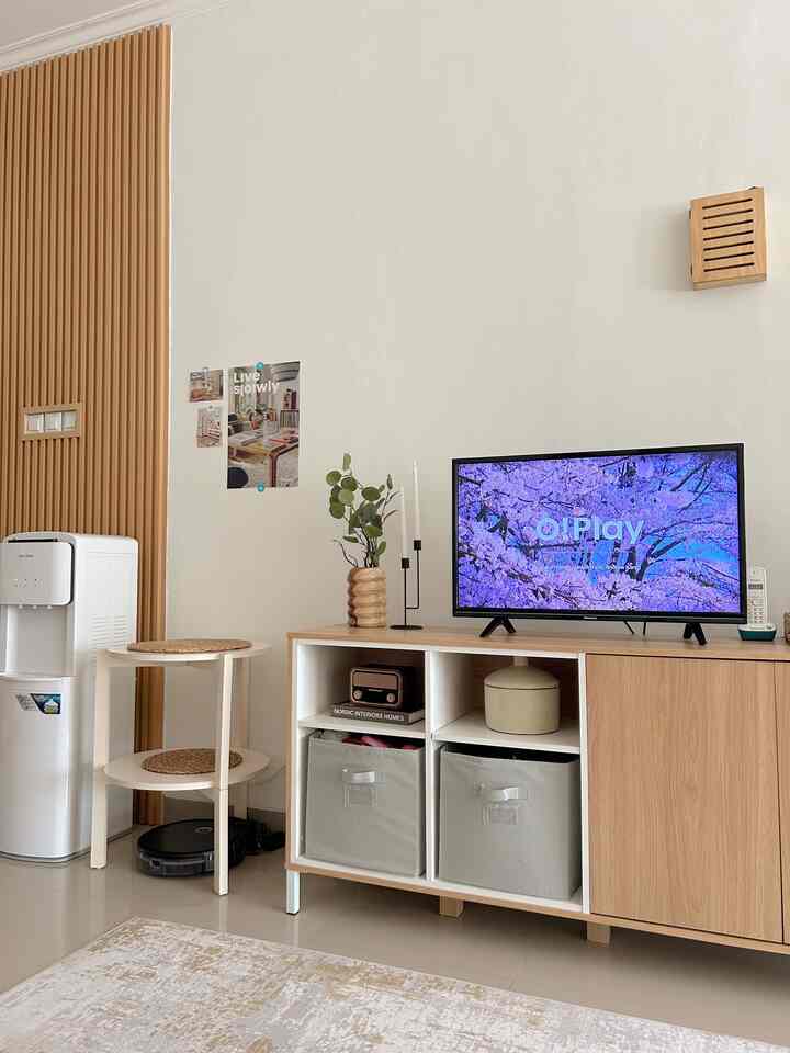 Salah satu spot yang menurutku estetik 😁
Beforenya sisi ini berantakan sekali dan ga terjamah dekorasi. Akhirnya aku makeover sisi ini dengan menambahkan woodpanel pada sebagian dinding agar dinding tidak monoton, juga membuat "frame" untuk saklar lampu. Aku jg menambahkan credenza yang agak besar dengan storage box supaya barang-barang tersimpan rapi, juga menempatkan coffee table dan tentunya menambah item dekorasi seperti vas, tanaman hias dan candle. 

#aestheticroom #aesthetichomedecor #homestyling #japandi #rumahdeveloper #depok #decorlowbudget #rumahmungil #lifewithkids
