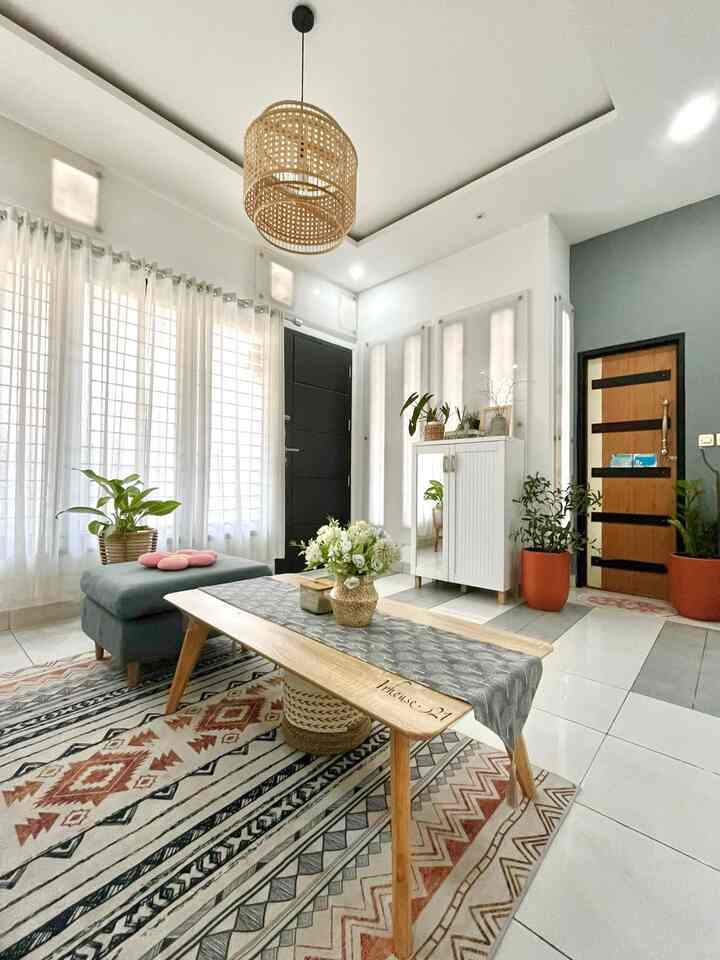 Ruang tamu ini menurut kami paling estetik dirumah ini. Kami ingin menciptakan suasana yg tenang, terang dan fresh karena rumah ini tidak mendapatkan sinmat dari arah depan kami menggunakan cat warna putih supaya terkesan terang dan menambahkan tanaman-tanaman supaya lebih fresh. Selling point di ruangan ini yaitu lampu gantungnya yang berbentuk unik dan khas.

#aestheticroom
#aesthetichomedecor
#homestyling
#livingroomideas
#livingroomdecoration