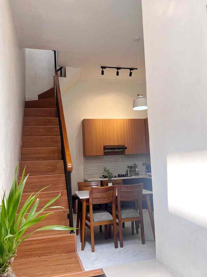 Ruangan yg menurut kami estetik adalah ruangan dapur yg menyatu dengan taman kecil ini. Kenapa bisa kami sebut estetik? Karena disini terlihat perbedaan 2 konsep rumah yaitu Japandi dan Industrial. Dimana 2 konsep ini bisa menyatu dengan cantik. Konsep Japandi dengan sentuhan Vinyl dan interior kayu. Sedangkan Industrial dengan elemen batu, warna semen, dan besi. 

#aestheticroom
#aesthetichomedecor
#homestyling
#japandi
#industrial
#rumahcluster
#bekasi
#taman
#dekorasirumah

Semoga menginspirasi 🤍🤍