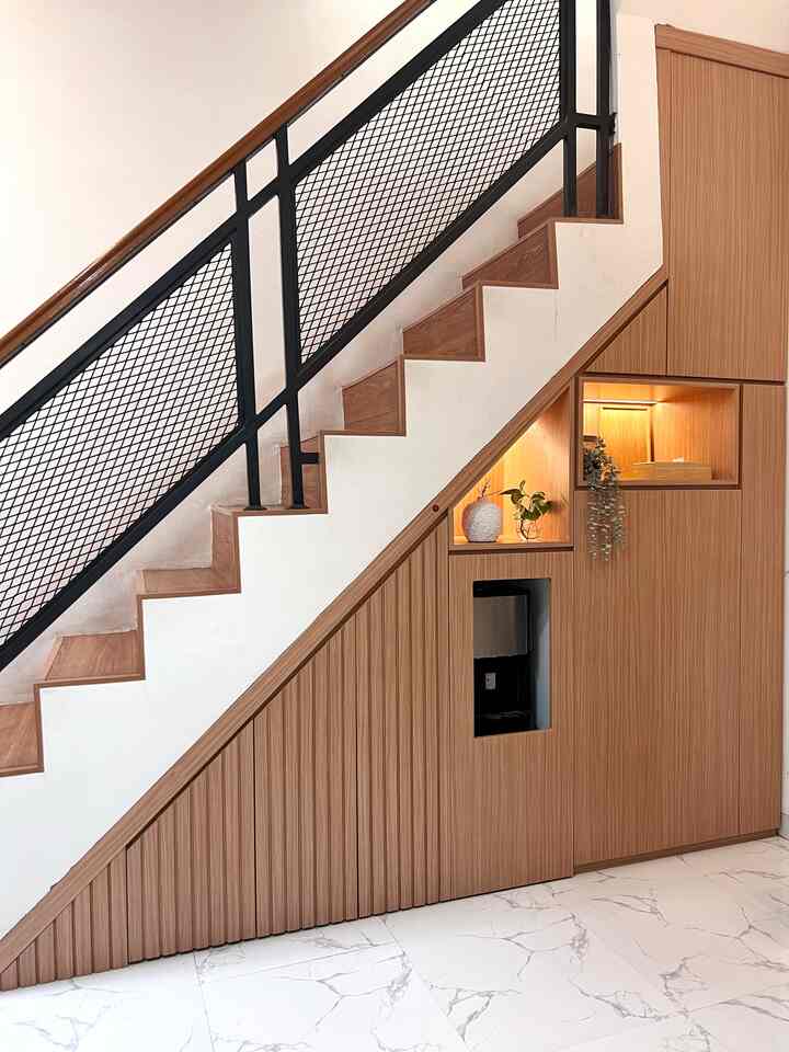 Memiliki rumah dengan lahan terbatas, membuat kami berpikir untuk memaksimalkan space yang ada di rumah. Seperti kabinet bawah tangga ini, kami fungsikan sebagai gudang, tempat dispenser, rak sepatu, dan bagian atas kabinet untuk penyimpanan. Design kabinet tangga ini mengambil tema Japandi dengan pemilihan hpl bermotif serat kayu. 

Semoga menginspirasi 🤍🤍

#aestheticroom
#aesthetichomedecor
#homestyling
#kabinettangga
#japandi
#industrial
#bekasi
#rumahcluster