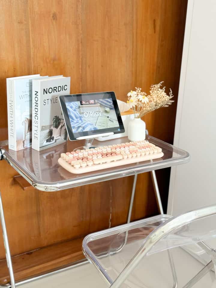 Ruang kerja istri yang minimalis dan fleksibel bisa di pindah pindah.
Penggunaan meja dan kursi yang fleksibel dapat menghasilkan nuansa yang selalu baru di rumah ini. 
Dekorasi yang digunakan untuk area kerja ini adalah simple namun sesuai taste aku ✨
#ruangkerja #workspace #inspirasiruangkerja #rumahminimalis #rumahmezzanine 