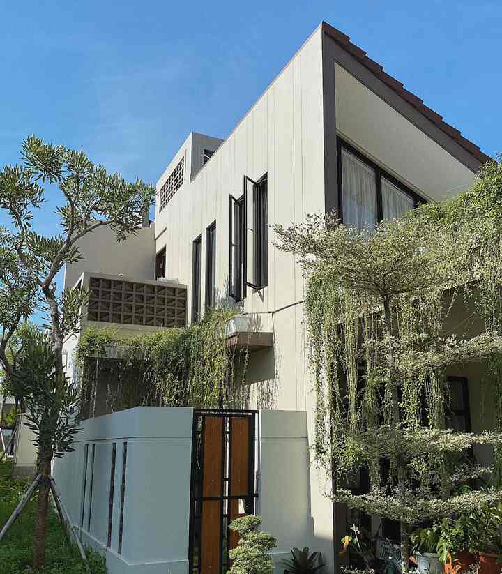 Menurutkuu bagian fasad inilah yg terlihat unik estetik yg menjadi ciri khas rumah kami .. 
dan kami sangat suka menanam banyak pepohonan dirumah kami agar tetap terlihat asri sejuk walau terik nya matahari.. 
dan taman juga bisa di akses dr arah living room.. 

#aesthetichomedecor #aestheticroom #homestyling #scandinavian #livewithkids #rumahcluster #bogorcimanggis 

