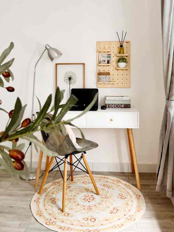 Biasanya di ruang kerja kita hanya perlu kursi dan meja. Tapi dengan menambahkan beberapa printilan seperti walldecor, lampu meja, karpet bikin suasana kerja jadi tambah nyaman. 
#aestheticroom #aesthetichomedecor #homestyling #mejakerja #ruangkerja #yasminehome #inspirasirumah #scandinavian #farmhouse #modernfarmhouse #korean #rumahkorea #vintagehome