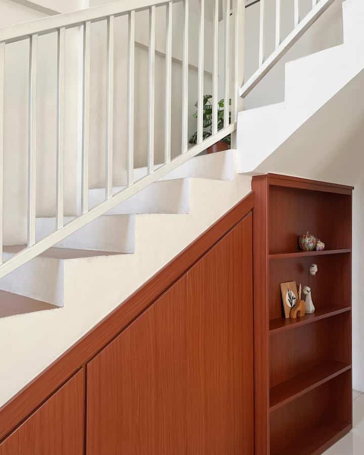 Area tangga yang masih banyak kurangnya. 
Sudah lama punya cita-cita mau makeover tapi belum kesampean. Hehe. Tapi walaupun masih seadanya kami sangat nyaman dengan tangga dirumah kami, terutama dari idealnya ukuran setiap anak tangganya. 

#aestheticroom #aesthetichomedecor #homestyling #japandi #tanggarumah 