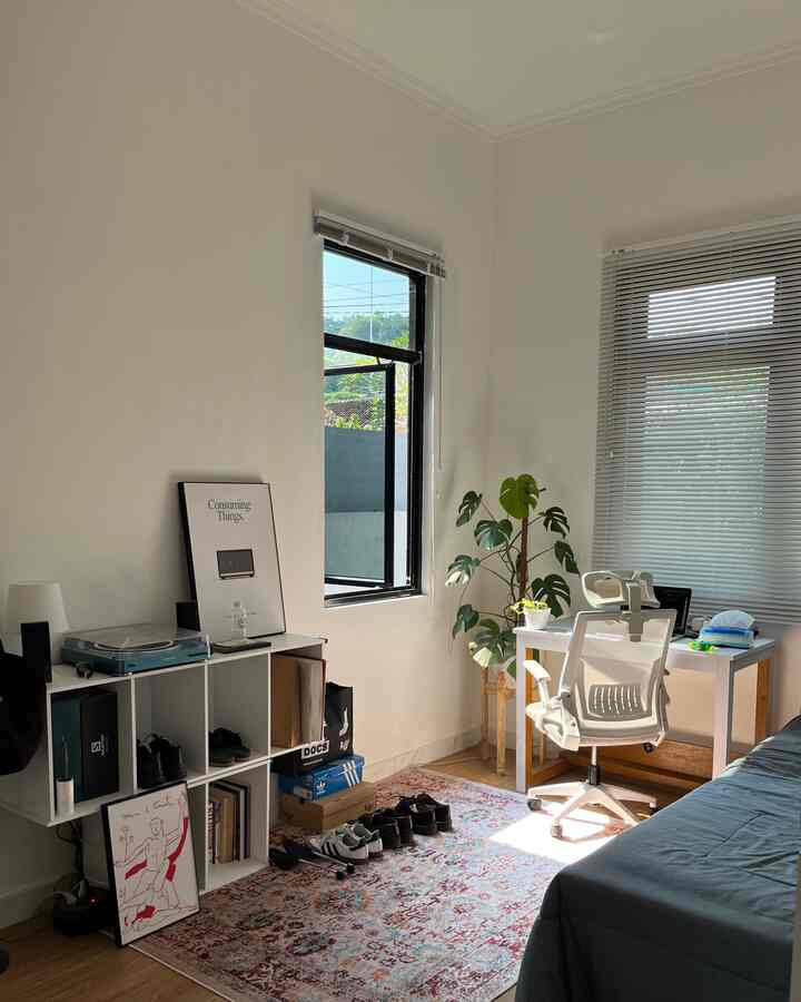 Favorite corner in my room. Cahaya yg masuk menjadi poin utama untuk pojok kamar ini👀

#aestheticroom #aesthetichomedecor #homestyling #midcentury #ecleticmidcentury #aestheticcorner