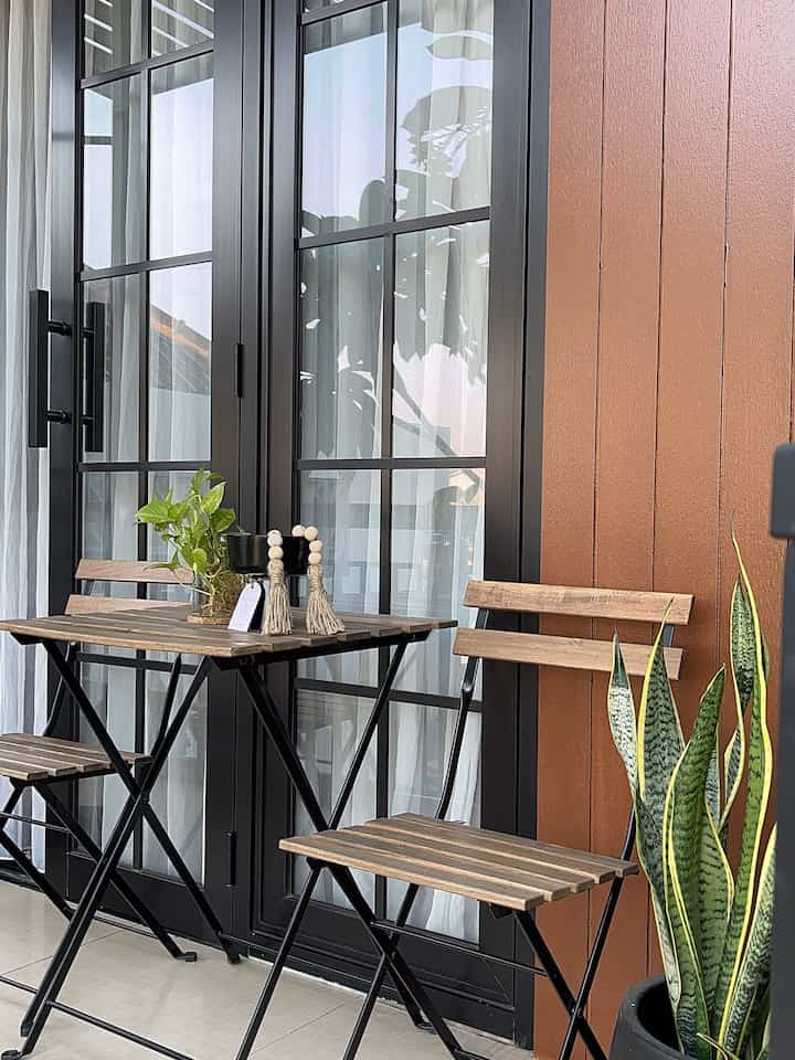 
Balkon spot paling pas untuk menikmati udara pagi, sore bahkan malam hari  dengan pemasangan wall panel pada dinding sisi kanan kiri plus peletakan meja kursi serta penambahan pernak pernik dekorasi macam vas bunga dll, suasana balkon ini menjadi lebih aesthetic dan nyaman untuk di nikmati.

#aestheticroom
#aesthetichomedecor
#homestyling
#midcenturymodern
#balkon
#decorlowbudget
#ciputat


