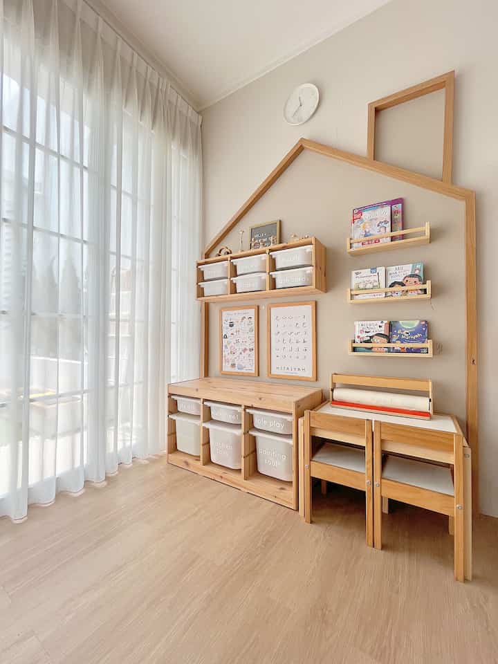 Punya ruangan khusus untuk bermain anak adalah salah satu wishlist aku dari dulu. Selain untuk menciptakan memory yang baik untuk anak di masa golden age-nya, memiliki playroom juga terbukti ngebantu bikin rumah jadi lebih rapih! 🤗🤍

Adanya playroom ini, anak jadi belajar bagaimana seharusnya mengatur & merapihkan mainannya. Maka dari itu, di ruangan playroom ini aku memperbanyak storage di setiap sisinya agar anak belajar menyortir, mencari, dan merapihkan mainannya.

Sebagian besar interior di playing room ini aku pakai dari IKEA karena menurut aku modelnya timeless dan bahan kayu pinusnya kokoh. Selain itu finishingnya juga halusss ❤️

Sedangkan backdrop playing room ini aku buat custom ya. Semoga menginspirasi~ 🥰❤️

#aestheticroom #aesthetichomedecor #homestyling #playingroom #japandi #bandung #livewithkids #rumahtumbuh


