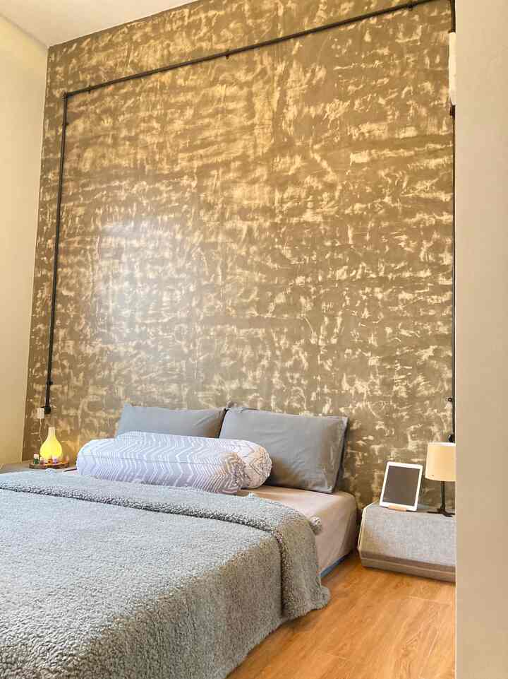 Kalau disuruh pilih mana ruangan dirumah ku yang menurutku paling estetik, bisa jadi Kamar tidur utama alias Master Room. 

Yang ngebuat kamar ini estetik menurutku dinding semen exposenya, kemudian  pemilihan warna lantai yang membuat ruangan menjadi lebih hangat dan tentunya pemilihan warna bed set yang senada dengan ruangan menjadikan kamar ini  estetik menurutku. 

#aestheticroom
#aesthetichomedecor
#homestyling
#kamartidur #industrial #surabaya #homedecor