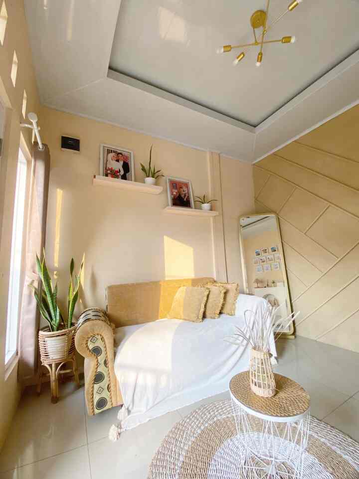Bagian rumah yg paling kami sukai saat ini adalah ruang tamu kami yg berukuran 3x3m ini. 
Kami menyukai wall batten pada salah satu bagian dinding yg merupakan selling point di ruangan ini. Wall batten ini merupakan hasil DIY secara low budget yg kami buat bersama belum lama ini 🫶🏻

#aestheticroom #aesthetichomedecor #homestlying #minimalist #japandi #rumahsederhana #bekasi #decorlowbudget #rumahmungil #3x3m #dekorasilowbudget #dekorasi #rakperapian #battenwall #diywallbatten #wallbatten 