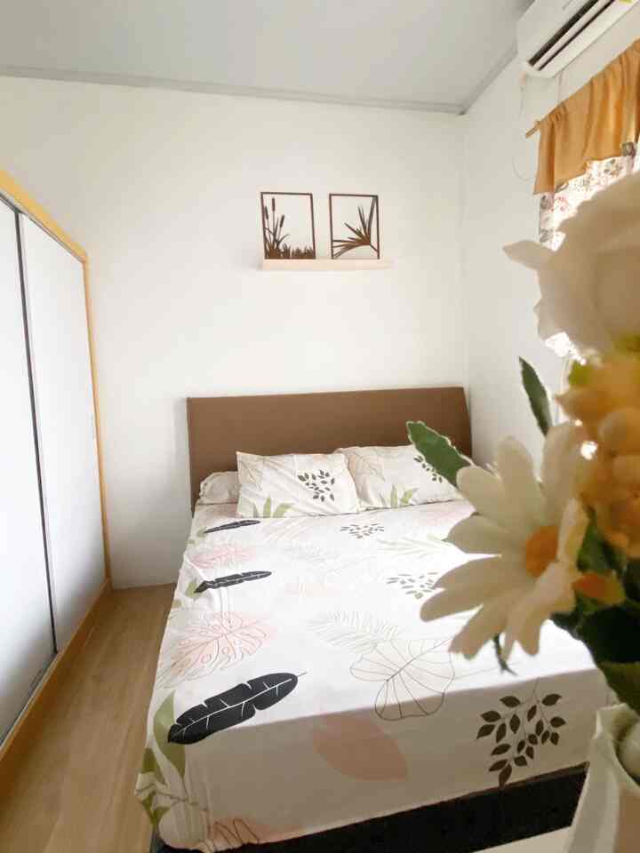 Hi 🙋🏼‍♀️
Inilah kamar tidur kami, yg kami usahakan senyaman mungkin untuk kami tempati 🫶🏻
Tidak banyak furniture karena selain kamar iniberukuran kecil 3x3m, kami pun penyuka rumah minimalist. Hanya ada lemari pakaian, tempat tidur dan rak perapian saja di kamar ini 😊

#kamartidur #kamartidursimple #minimalist #bekasi #rumahmungil #kamarmungil #dekorasikamar 