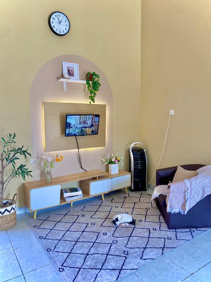 Ruang keluarga adalah ruang paling aesthetic di asrama menurut kami ✨
Tempat berkumpulnya canda tawa keluarga kecil kami 🥰
Penambahan walldecor hasil DIY ayah dan ibu Barra bermodalkan 75.000 walaupun lowbudget tapi enak dipandang😍
dan tambahan ambalan untuk dekorasi lainnya ✨

#aestheticroom
#aesthetichomedecor
#homestyling
#rumahrantau
#japandi
