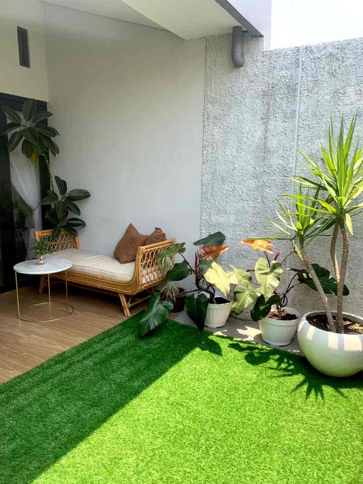 Area balkon yang minimalis ini dimanfaatkan untuk tempat santai duduk-duduk dengan beberapa tanaman hijau favorite. Spacenya kecil tapi cukup nyaman untuk berkumpul bersama keluarga. Tidak lupa diberikan tanaman yang hirarkinya lebih tinggi dan di berikan lighting yang menyorot tanaman agar lebih menarik
#homedecorinspo
#inspirasibalkon
#tamanminimalist
#aesthetichomedecor
#nasrliving
#rumahminimalist