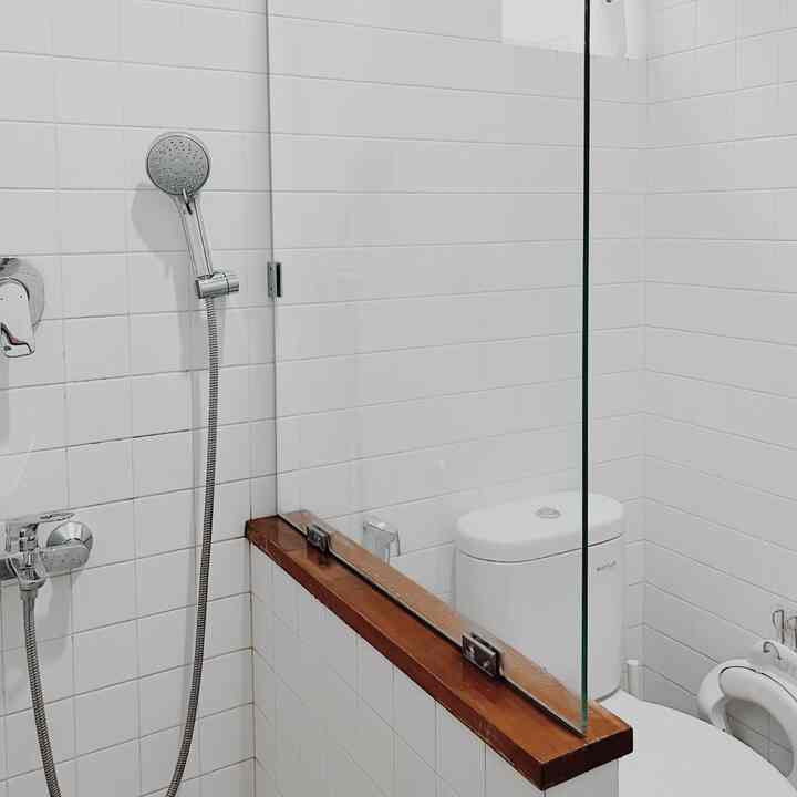 Pada saat membuat moodboard toilet shower ini, kami menginginkan toilet yg minim dekorasi dan adanya cahaya masuk dari jendela kecil agar minim penggunaan lampu saat menggunakan toilet. 

Konsepnya adalah simple minimalis yg didominasi warna putih dengan sentuhan warna kayu.

#bathroomideas #simpleminimalis #bathroomdecorinspo #whitedesign #aesthetichomedecor