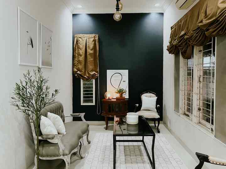 Ruang Tamu Klasik Tampil Aesthethic Modern.

Padu padan kursi jati dicat dua warna berbeda dengan meja besi kaca hitam menciptakan suasana ekletik kekinian.Dinding hitam dengan gorden roman seolah gaya gothic masa lampau.Lukisan abstrak hitam putih,lampu meja bulat cahaya warm white,rug putih pola modern dan vas bulat minimalis menciptakan suasana yang lebih modern di ruang tamu klasik ini.
#aestheticroom
#aesthetichomedecor
#homestyling
#vintage
#ekletik