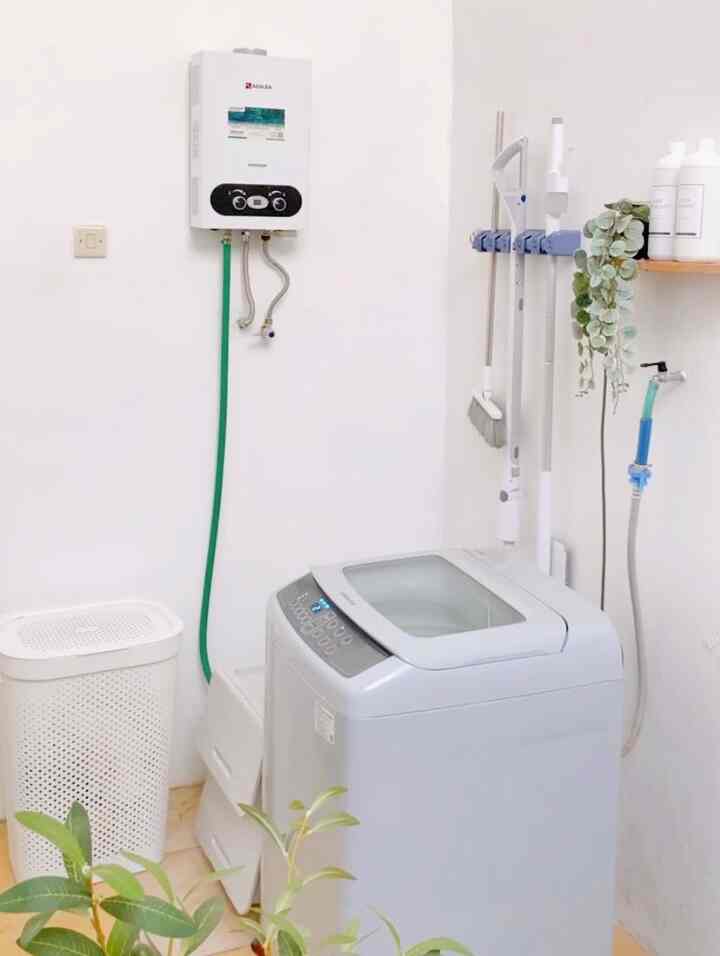Laundry room sederhana tapi nyaman, salah satu tips agar ruangan estetik yaitu dengan menambahkan beberapa barang pelengkap bernuansa putih agar senada. Ruangan ini terasa sangat terang karena ada skylight, agar bisa tetap menjemur pakaian di dalam rumah. 
#aestheticroom #aesthetichomedecor #homestyling #laudryroom #minimalist #homedecor #iderumah 