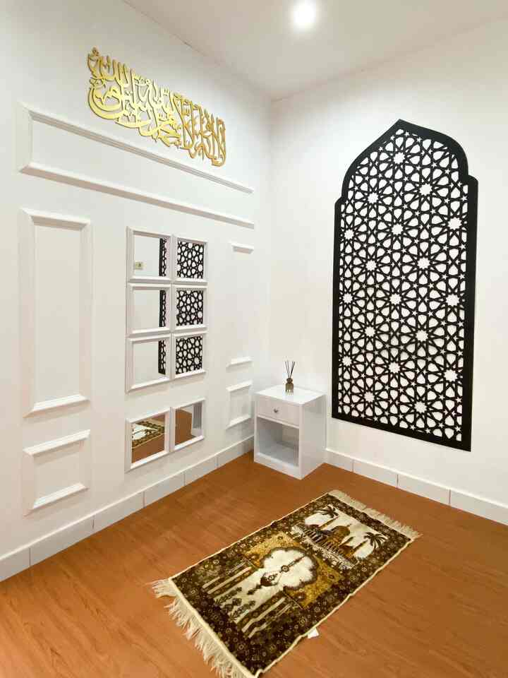 Mushola adalah salah satu ruangan yang estetik di rumah tumbuh ini. Awalnya tembok ini kosong, lalu kami desain menjadi mushola dengan menambahkan mihrab. Untuk tembok sisi selatan kami tempel moulding dan cermin pigura, dengan sentuhan kaligrafi tauhid di atasnya. Renovasi pamungkas dengan memasang vinyl agar ruangan ini terkesan warm dan semakin nyaman. Semoga menginspirasi ☺️
#aestheticroom #aesthetichomedecor #homestyling #mushola #homedecor #desainmushola #japandi #rumahtumbuh #minimalist #rumahminimalis 