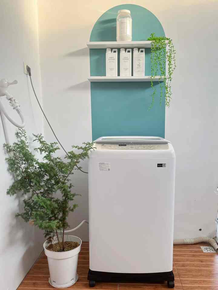 Laundy Room 👚👕
Penataan laundry room simple
Saya mendekor ruangan ini dengan highligt stiker dinding arch warna green cyan untuk warna lebih menyegarkan. 🍵Kontras dengan warna tembok dan mesin cuci yang putih.
Bentuk arch ini sangat unik dan membuat ruangan menjadi aesthetic✨
Saya gunakan ambalan putih untuk meletakan deterjen dan cairan pembersih.
Agar lebih manis sy letakkan daun juntai artificial dan disebelah mesin cuci ada pohon cemara dalam pot.🪴
Saya ingin memberikan kesan bersih dan fresh di ruangan ini.
Supaya semangat mencuci baju 😆 #laundryroom #ruangcuci #dekorasilaundryroom #laundryroomdecoration #laundryroomideas #laundryroomstyling