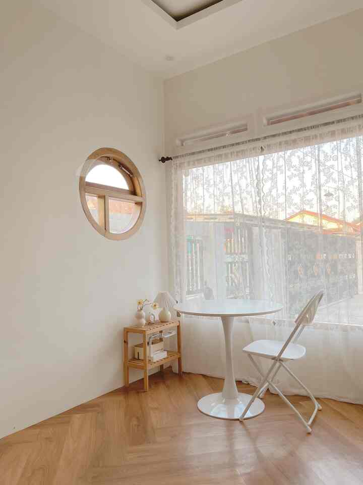 Ruang Aesthetic

Salah satu ruangan aesthetic yang ada dirumah yg menerapkan tema korean house 
Untuk mempertegas tema ruangan maka untuk furnitur & printilan aku sesuaikan dengan tema yg ala2 korea gitu seperti meja bulat putih kursi lipat putih gorden transparan 
Untuk selling point nya jatuh pada jendela bulat yg khas banget jadi identitas korean house. 

#aestheticroom
#aesthetichomedecor
#homestyling
#koreanhouse
#minimalis
#roomdecor
#homeinspirasi