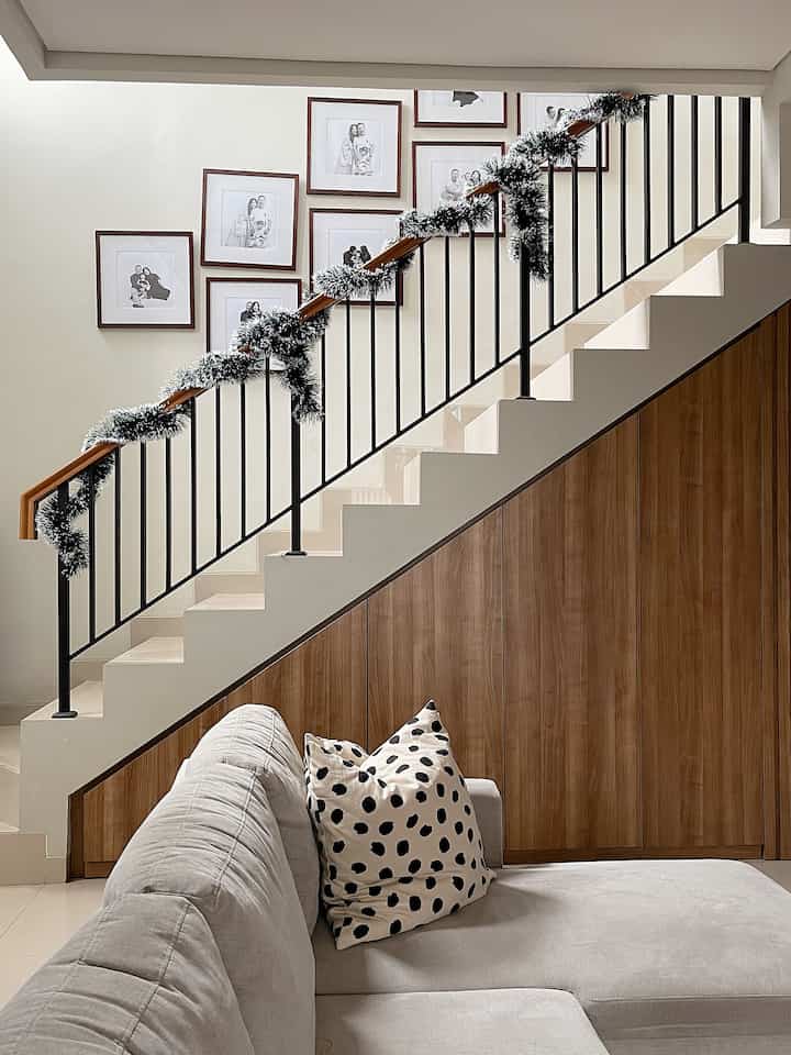 Wow, I can't believe it's already December. For me who celebrates Christmas, it doesn't seem complete if the house doesn't have Christmas decorations... Hihi, so I will magic up the stairs!! 🎄 I put Christmas decorations / garlands along the staircase handles so that it gets more of a Christmas atmosphere and of course a holiday atmosphere too 😍😍😍

#stairs area
#aestheticdecor
#Bandung
#cimahi
#developerhome
#cluster
#minimalist
#minimalist
#athome43
#under the stairs
#aesthetic walls
#aesthetic stairs
#aestheticroom
#aesthetichome
#christmas