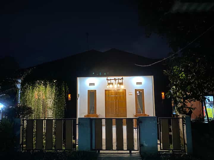 Bagian depan rumah ini terutama di malam hari adalah spot estetik menurut kami. Dengan lampu gantung tambang, lampu LED strip dan lampu pillar dinding di tambah tanaman-tanaman seperti salah satunya lee kwan yew menjadi perpaduan yang ciamik.

Gimana menurut teman-teman? 

#aestheticroom #aestheticroomdecor #homestyling #decorlowbudget #bogor #industrial 