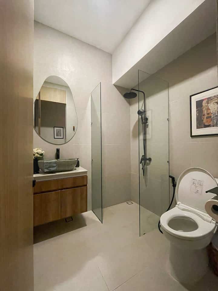 Kamar mandi tamu ini ukuran 1,5x1,5 m yang awalnya hanya ditujukan sebagai powder room. Tapi setelah berdiskusi panjang akhirnya walaupun dengan ruang yang agak kecil, berusaha kami maksimalkan dengan menambahkan area shower dibagian sudut, walaupun jadinya kaca shower tidak bisa full ditutup.
_
#aestheticroom
#aesthetichomedecor
#homestyling
#moderntropical
#minimalis
#dirumahpojok
#kamarmandimungil
#kamarmanditamu
#homesweethome
#dekorkamarmandi