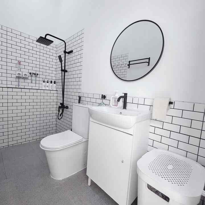 [ Inspirasi Bathroom]

Pemilihan tema warna untuk kamar mandi itu juga penting loh. Seperti kamar mandi di rumapertama menggunakan tema warna black dan white. Pemilihan warna kamar mandi yang tepat bs memberikan kesan luan dan lebih clean. Seperti pemilihan warna untuk aksesoris kamar mandi bs pilih yang masih senada dengan tema 🤍 

#inspirasikamarmandi #bathroominspiration #dekorasikamarmandi #bathroomdecoration #inspirasirumah #homedecor