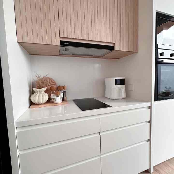 Perpaduan warna white dan wood di dapurku 🥰

#kitchenstyle
#japandikitchen
#whiteandwood
#japandi
#modernkitchen
