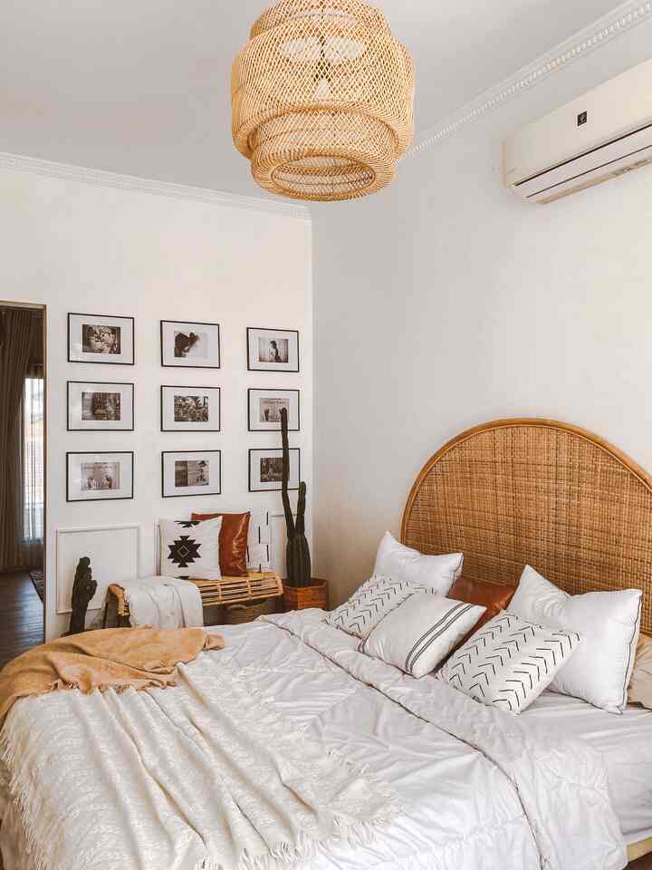 Aesthetic Spot in My Bedroom
—
Pada master bedroom terdapat satu dinding polos yang merupakan pembatas ke ruangan wardrobe, agar tidak polos dipasang wall decoration berupa 9 pcs frame foto, kemudian dipasang juga wall moulding yang sudah berbentuk frame 50x50 cm sebanyak 3 pcs, praktis langsung ditempel sendiri, dan supaya semakin aesthetic diberi styling tambahan berupa bench rotan, cushion, dan blanket, spot ini menjadi salah satu spot favorit untuk foto-foto 🩵.
#aestheticroom
#aesthetichomedecor
#homestyling
#bohohomedecor
#rumahdeveloper
#bandung