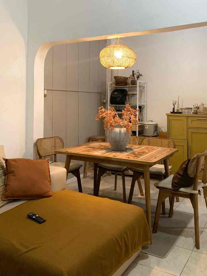 Ini adalah dining room rumahku, menurutku ini spot paling aesthetic dan paling sering buat kumpul kumpul sama teman dan keluarga bisa sambil nonton, sambil makan. Nyaman bgt! Tema dining room ini masih sama dengan living room, krn ini area open space. 🫶🏻
#aestheticroom
#aesthetichomedecor
#homestyling
#japandi
#vintagehouse