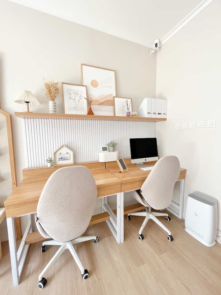 Area ruang kerja dirumahku :)

Letaknya tepat di sebelah playroom, tujuannya supaya saat bekerja aku masih bisa mengawasi dan menemani si kecil bermain 🤗

Nuansa putih supaya tidak monoton aku tambahkan sedikit sentuhan wall panel 3D pada dinding. Tidak lupa juga tambahan aksen kayu supaya tetap sesuai dengan tema japandi dirumahku 🥰❤️

#aestethicroom #aesthetichomedecor #homestyling #japandi #bandung #ruangkerja #livewithkids #homedecor