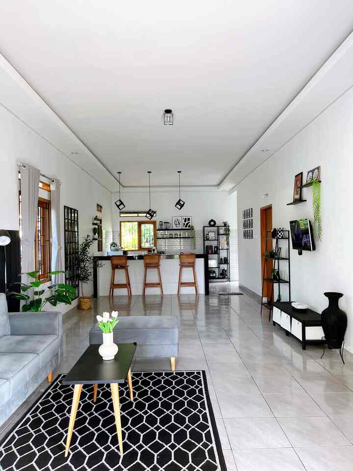 Bumi Gerrd berkonsep open space. Begitu buka pitu rumah ini langsung jreng terlihat sampe dapur. Untuk aku pribadi ruangan yang paling estetik d rumah ini adalah bagian ruang makan. Walau dekorasinya minimalis dengan adanya lampu gantung industrial terlihat lebih estetik. 

Tidak ada konsep khusus disini, kami hanya mencoba memadukan warna hitam putih dengan sentuhan kayu natural. Meja bar dari beton dengan granit hitam kami coba padukan dengan kursi bar dari kayu jati dan lampu gantung industrial agar terlihat lebih minimalis dan estetik.

#bumigerrd #aestheticroom #aesthetichomedecor #homestyling #monomchome #industrial #ruangmakan #minimalist