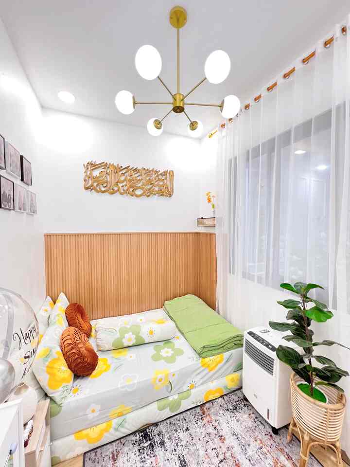 Kamar Sempit Bisa Aesthetik ??? Bisaa Bangetttt Dong. Pasti Mahal ? Enggaaa kokk. Sini siniiii merapat.

Kamar Tidur ini berukuran 3,1m x 2,2m , sempit bukan ?. Tapi kita harus pandai-pandai menata dan mendekornya supaya terkesan nyaman.

Perintilan di kamar ini rata-rata low budget. Ada apa aja sihhh di kamar ini dan budget berapa ?
• Kasur 120 x 200 Springbed 800.000
• Air Coller 900.000
• Tanaman Artificial 180.000
• Bedcover 90.000
• Set Seprei 59.000
• Roll Blind 180.000
• Lemari 500.000

Low Budget Bukan ? Yuk dekor kamar kamu sekarang jugaaa. Sempit atau luas tidak jadi masalah 🤎🫶🏻.

#aestheticroom #aesthetichomedecor #homestyling #kamarmungil #decorkamar