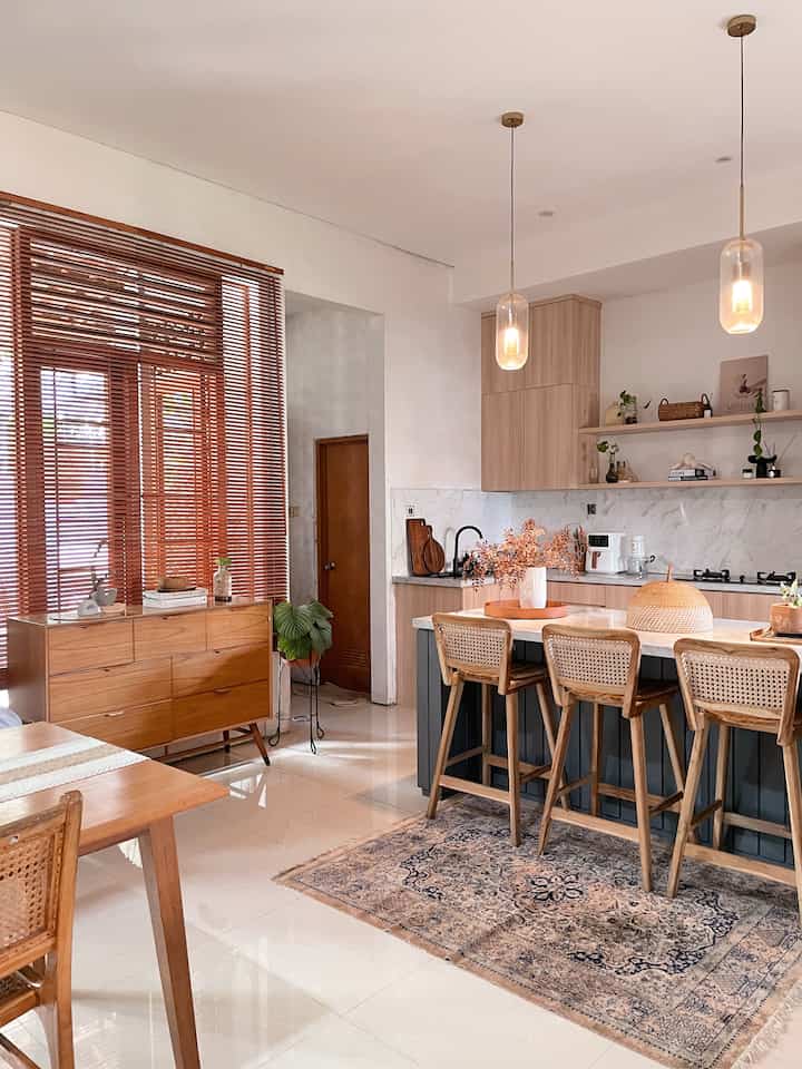 Sisi lain di area kitchen kns.living🍃
-
Karena adanya keterbatasan ruang, aku menambahkan drawer dan mengganti gorden dengan tirai kayu agar menciptakan ruang lebih aesthetic dan hangat ♥️✨
-
#KNSLiving
#Kitchenroom
#aethetockitchen
#aestheticroom
#openspaceroom
#aetheticdecoration
#homedecor 