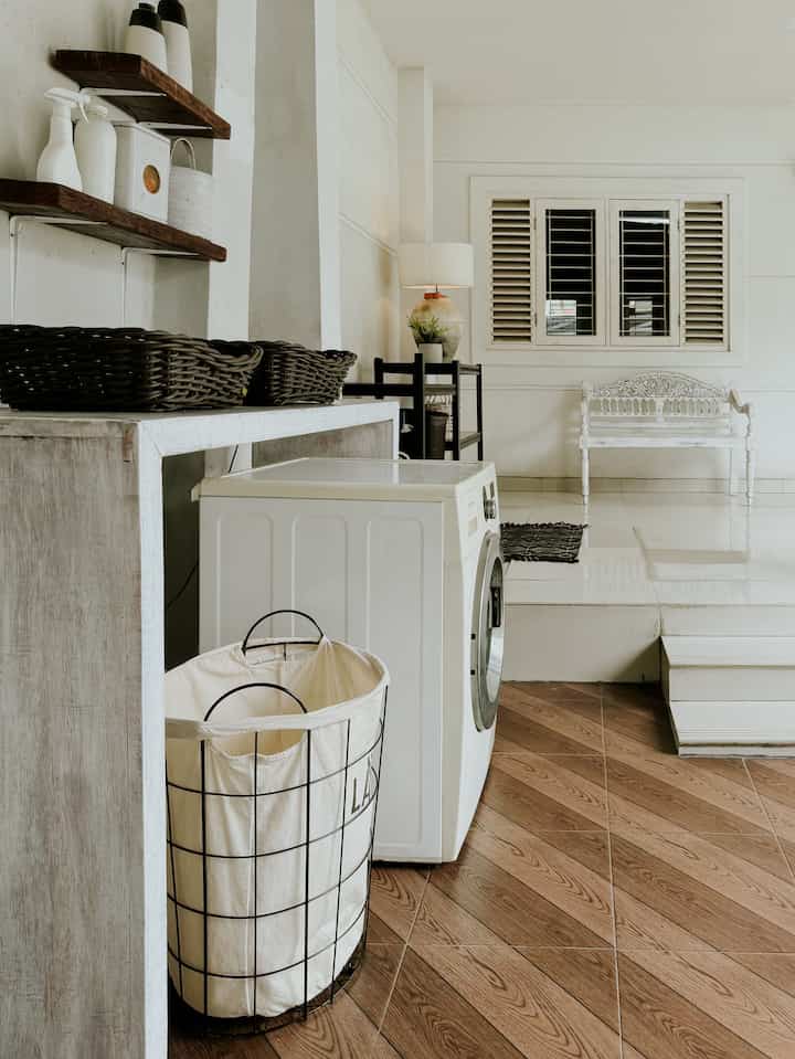 Laundry Area.

Laundry area ini berada di bagian teras semi outdoor.Pada area ini terdapat rak kayu dan lemari penyimpanan perkakas kebersihan rumah hasil buatan sendiri /diy.Sirkulasi udara terbuka hanya tertutup atap dan dinding batas rumah.Area ini sekaligus berfungsi sebagai tempat menjemur pakaian juga tempat duduk santai di teras halaman belakang.
Jadi meskipun sebagai service area namun tetap memiliki aliran estetika yang menyatu dengan rumah dan halaman.

#laundryroom
#laundryroominspiration
#servicearea
#vintage
#diy
#homeinspiration