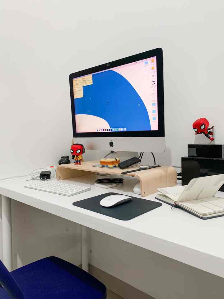 Sekarang 1 ruang depan ini kami jadikan ruang kerja. 1 meja panjang cukup untuk 2 orang. Hampir semua serba putih supaya nuansa kerja yang kondusif, karena di monitor kami perlu melihat banyak warna.

#homeoffice #interiorideas #homeofficeideas #interiordecor #minimalist #whiteinterior