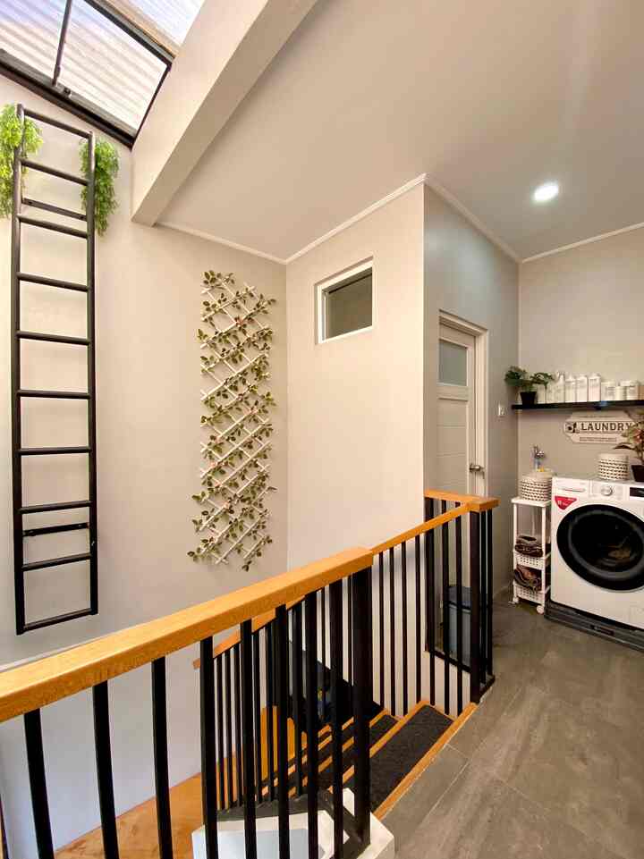Laundry room mini
Ukurannya hanya 120x150 cm, meskipun mini kalo kita mengatur penempatan dengan sebaik mungkin, maka akan terlihat rapi dan cantik.
Pemilihan pernak pernik juga disesuaikan dengan warna mesin cuci sehingga terlihat lebih selaras.

Ukuran ruang jemur hanya 120x210 cm, posisi menyatu dengan area laundry, atap area jemur memakai fiberglass gelombang sehingga cahaya matahari tetap bisa masuk, juga sengaja dipasang jendela besar supaya ada angin yang mempercepat proses pengeringan pakaian

#aestheticroom #aesthetichomedecor #homestyling
#minimalist #rumahcluster #rumahdeveloper #bandung #livewithkids #petparent #laundryroom #laundryroominspiration #serviceroom