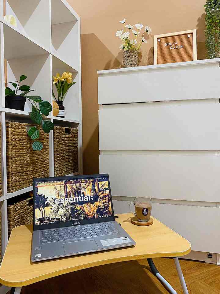 Tempat kerja lesehan 
Paling nyaman disudut ini bisa sambil nikmatin hot cokelat atau coffee kerja jadi lebih enjoy ! 
#ruangkerja
#workingmom
#workingspace
#bekasi
#workhard
#japandistyle
#homesweethome
#thelakibinihouse