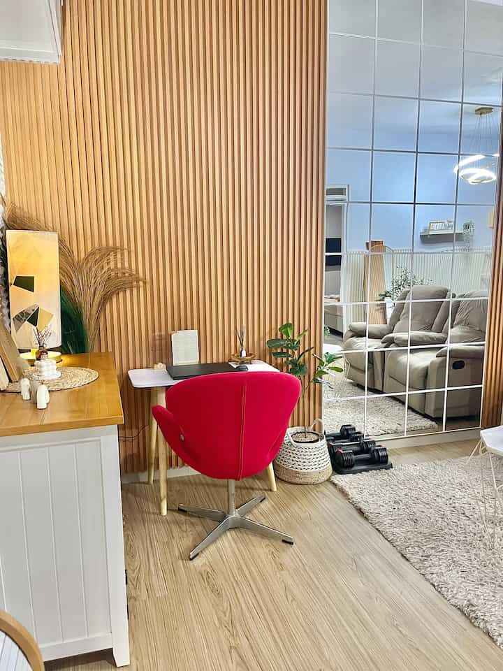 rumah yg mengusung tema minimalis modern ini memiliki meja kerja yang menyatu dengan ruang tamu hingga menjadi satu kesatuan dan fungsional, jd ketika ada tamu kursi merah ini suka digeser menjadi kursi tamu juga🤭 
#aestheticroom #aesthetichomedecor #homestyling #minimalist #rumahdeveloper #modernminimalist #rumahmungil #iderumahminimalis