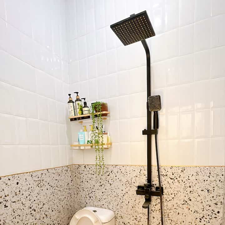 Kamar mandi super mungil 1,5x1,5m ajahhh. 
Kamar mandi ini merupakan bawaan developer yang sudah kami renov beberapa bagian seperti shower, tembok, granit untuk menyelaraskan look dengan moodboard rumah. Yas terazo adalah salah satu moodboard dirumah ini. Maka dari itu kami menggunakan motif ini di beberapa bagian rumah seperti toilet, dapur, vas bunga dll. 

#rumah #rumahestetik #kamarmandiestetik #inspirasikamarmandisempit #kamarmandimungil